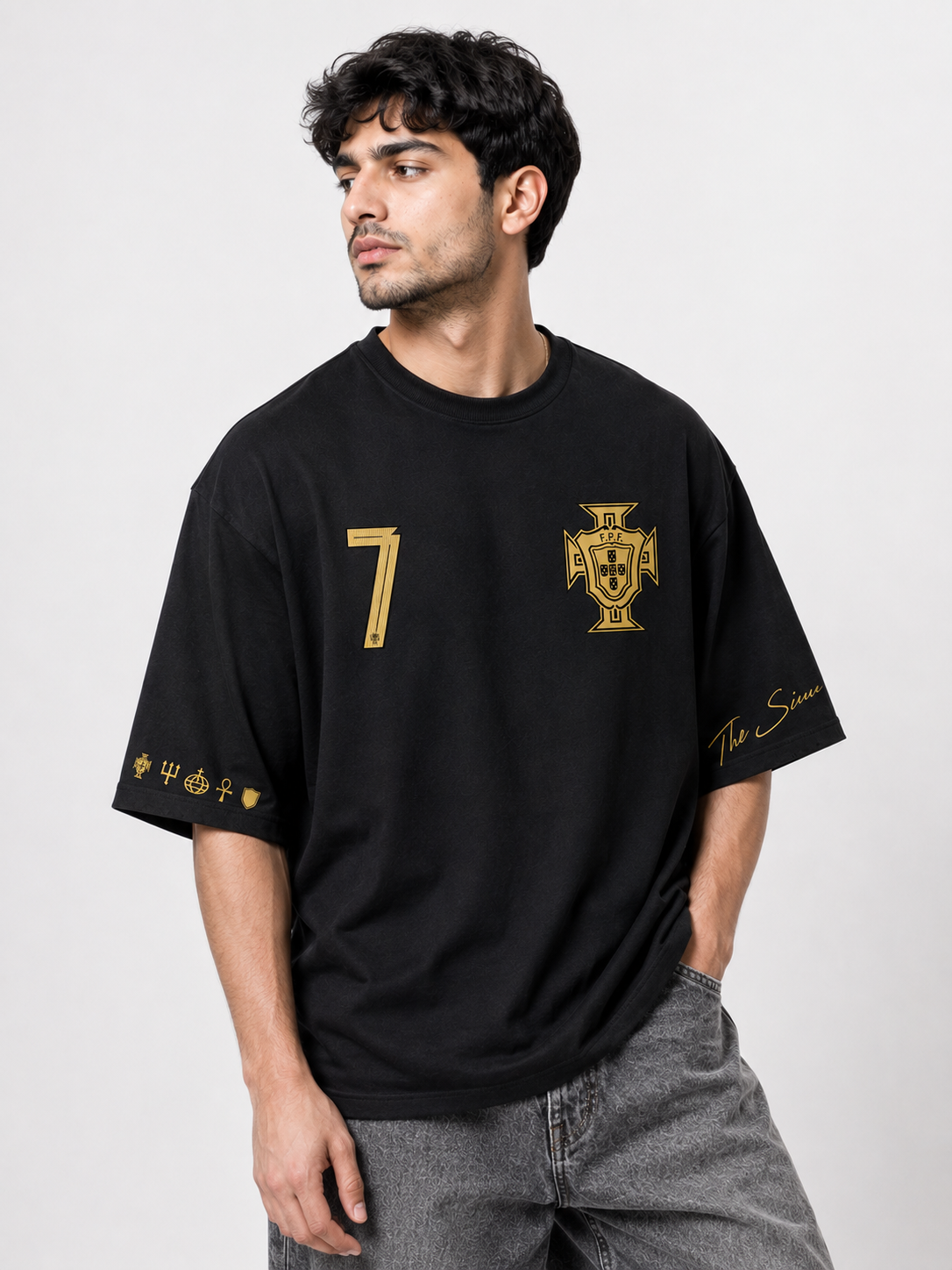 🇵🇹 Cristiano Ronaldo 7 Portugal Oversized T-Shirt – Black Gold Edition