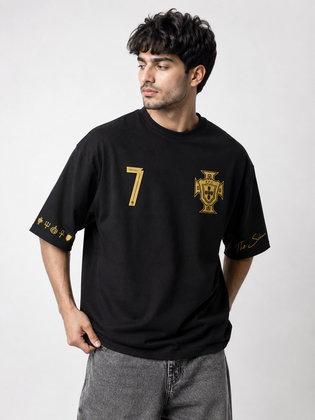 🇵🇹 Cristiano Ronaldo 7 Portugal Oversized T-Shirt – Black Gold Edition