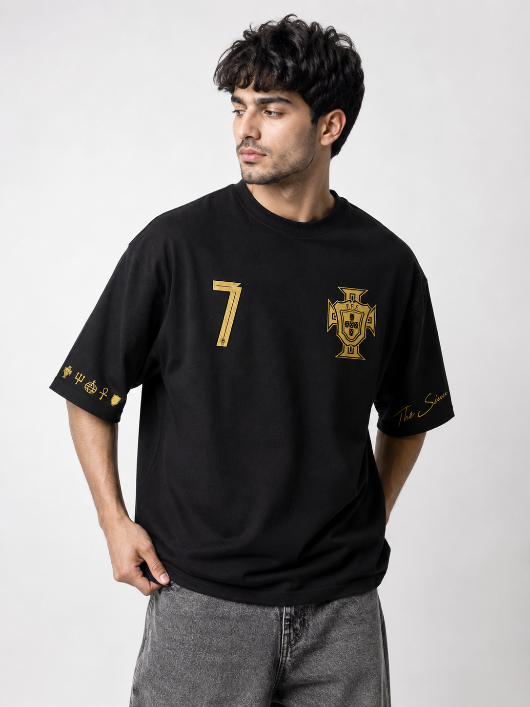 🇵🇹 Cristiano Ronaldo 7 Portugal Oversized T-Shirt – Black Gold Edition